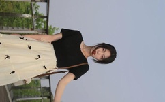 女教师朝学生喷液体